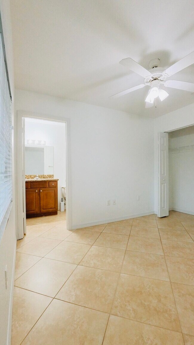 Building Photo - 1000 Palm Trail