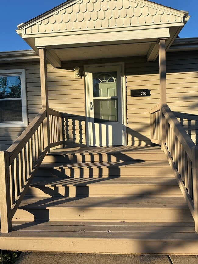 Primary Photo - 220 Thornton St