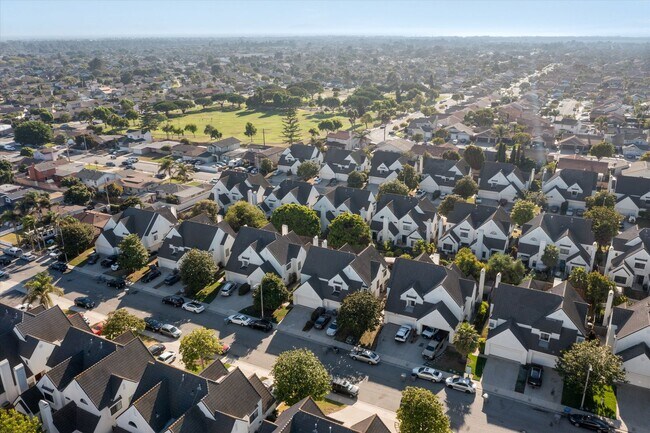 Building Photo - Large Renovated 3bed x 2.5bath Townhouse with Private Patio & 2-Car Garage