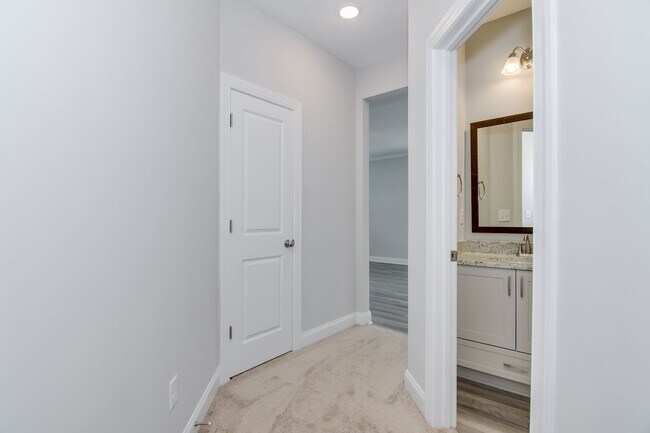 Building Photo - 3 Bedroom 2 Bathroom Ranch