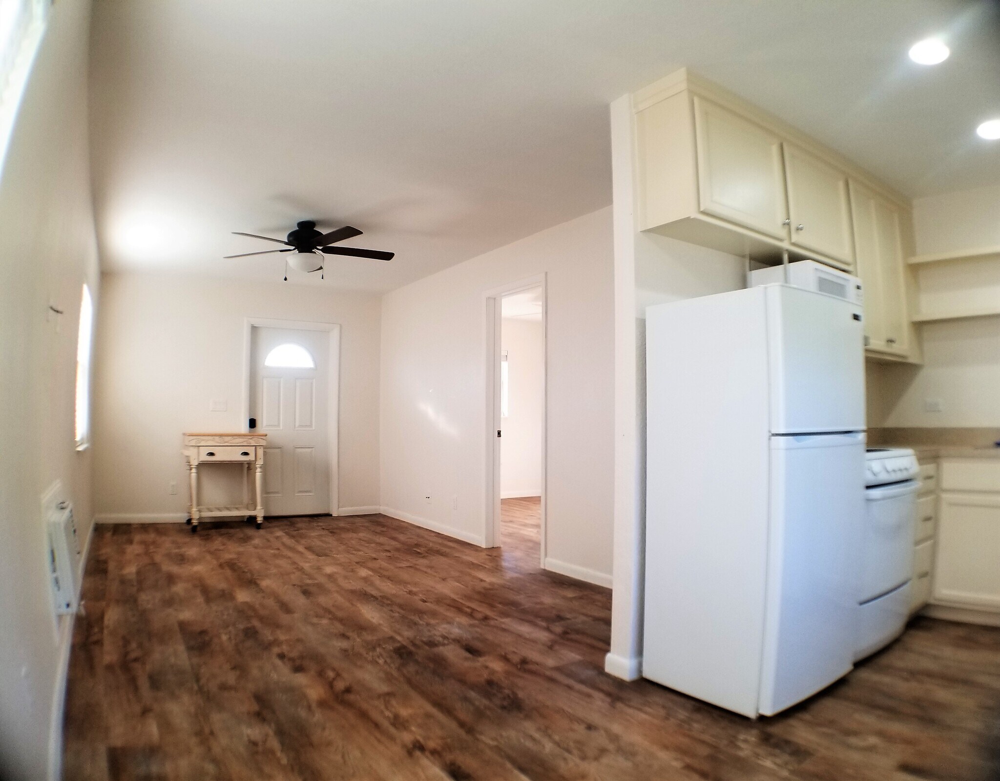 Living area and kitchen - 8692 SE Kingsley St