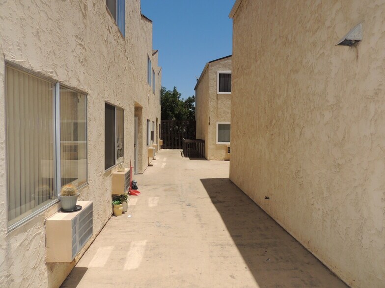 Building Photo - 1127 D Ave
