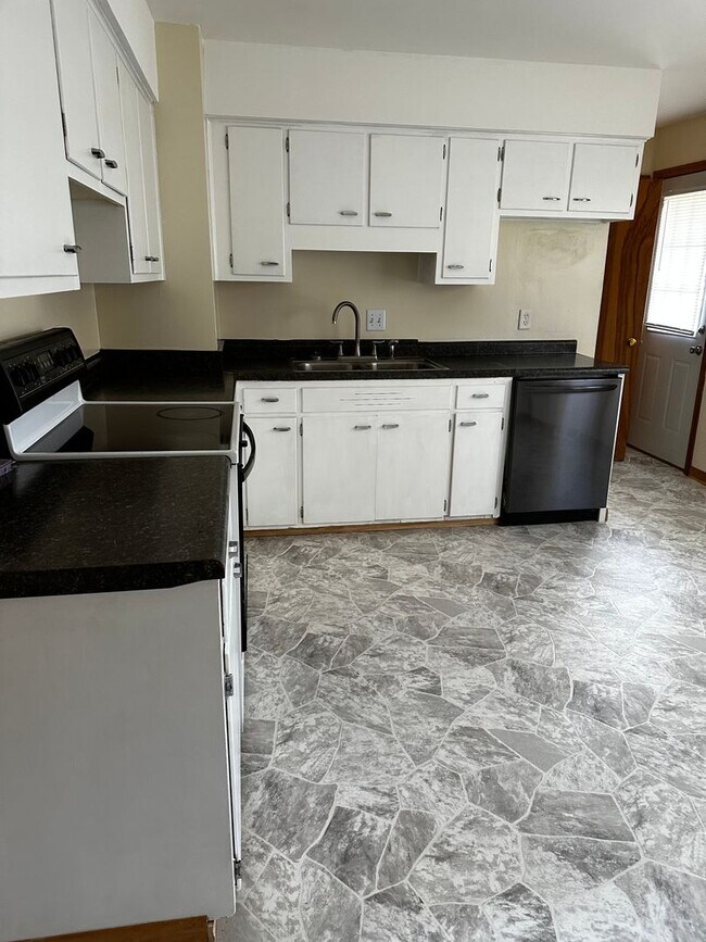 Building Photo - East Side 3 Bedroom Home!