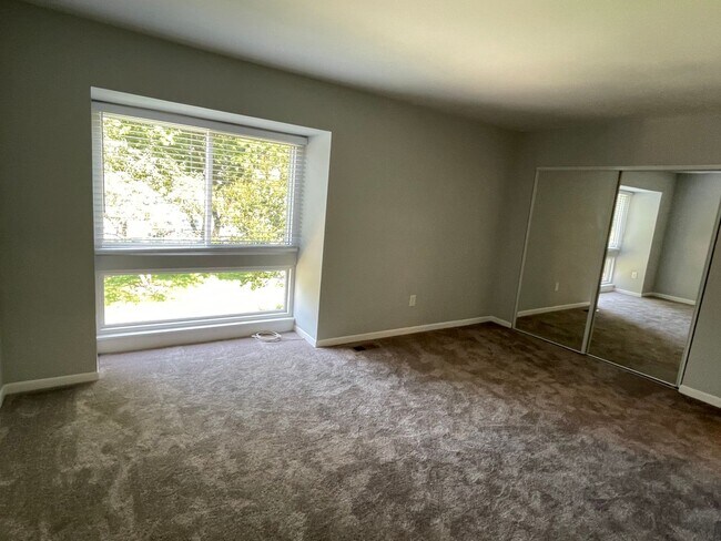 Building Photo - End unit townhome in Annapolis!