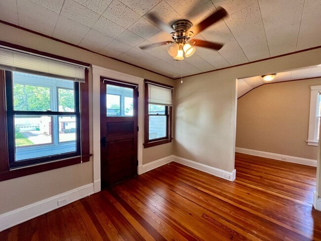Building Photo - 4 Bedrooms 2 full Bath for rent