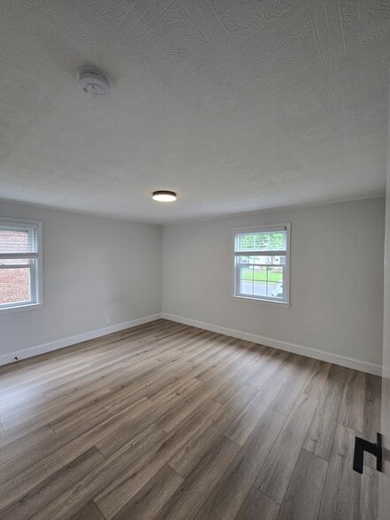 Building Photo - 613 Willow Ave