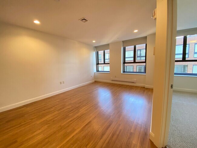 Building Photo - 875 Elm St