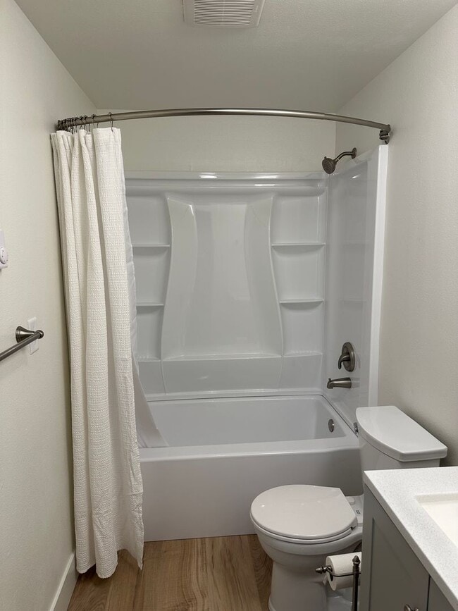 Building Photo - Beautifully updated 2 bed/1bath duplex in ...