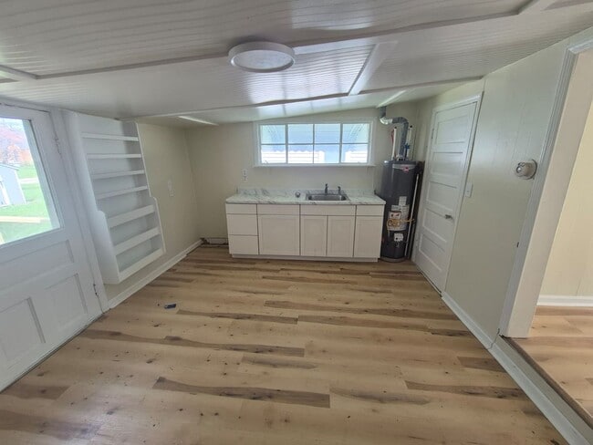 Building Photo - Fully Renovated 2-Bedroom in Elsmere – Off-Street Parking & Yard Space