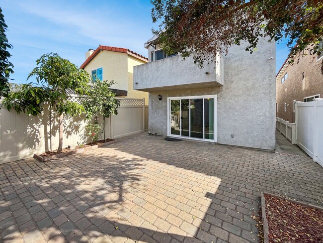 Building Photo - Great 3B/3.5BA House in Coronado!