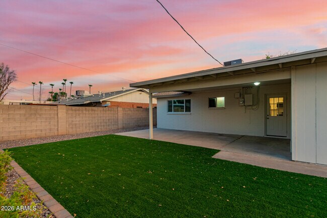 Building Photo - 1208 W 6th St