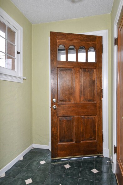 front foyer - 2144 East Dr