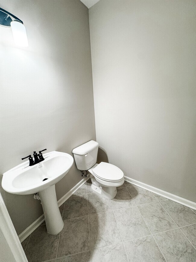 Building Photo - 400 Maple St