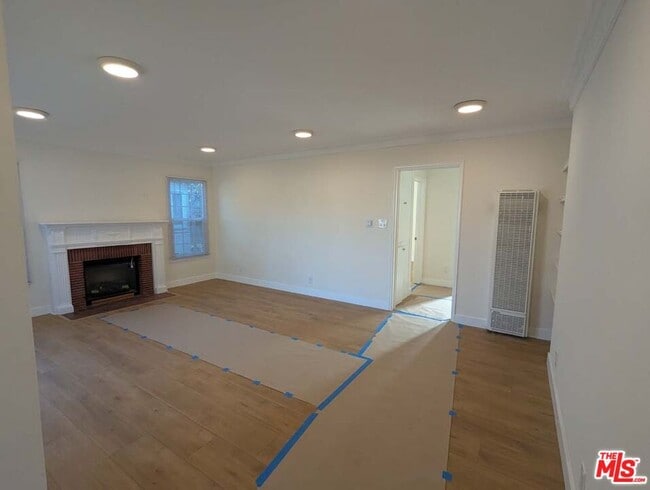 Building Photo - 3966 S Victoria Ave