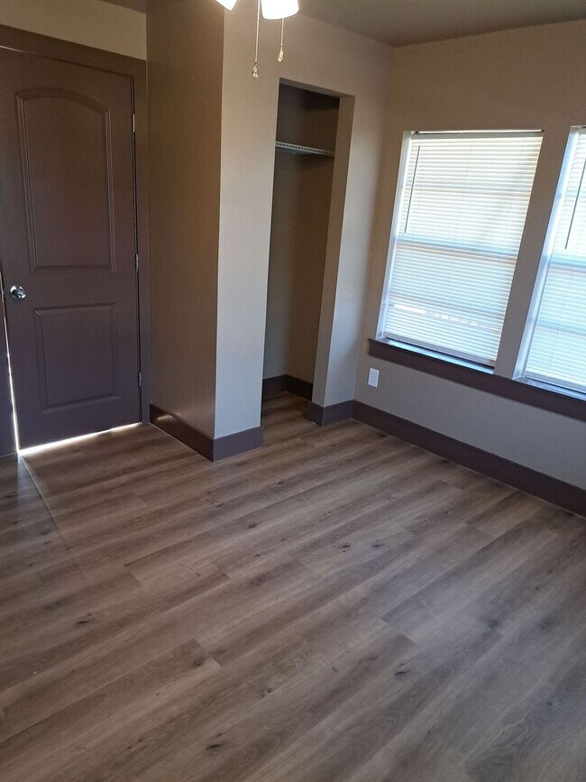 Building Photo - 523 E 8th St