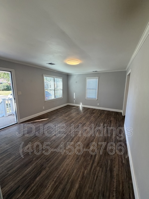 Building Photo - 906 N Lilac Ln