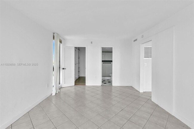 Building Photo - 9800 W Bay Harbor Dr