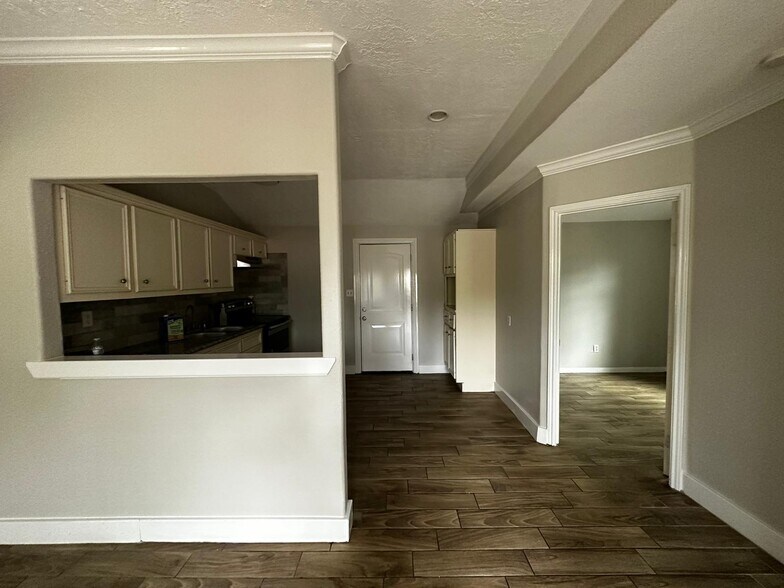 Building Photo - 304 Truman St,