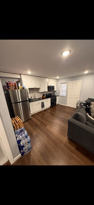 Building Photo - 107 Main St