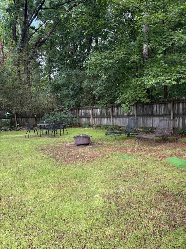Building Photo - Large, private home in Rivercliff