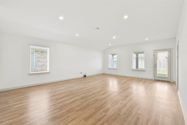 Building Photo - 7915 Murciana Dr