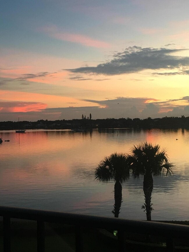 Building Photo - 124 Lakeshore Dr