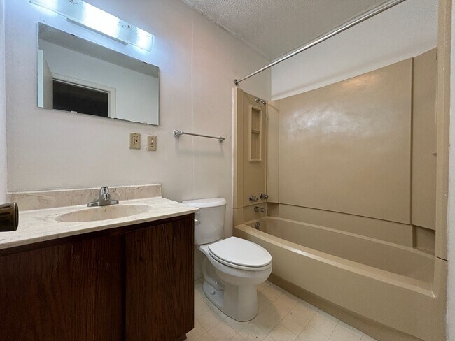 Building Photo - Studio Apartment at the Brookside Apartments!