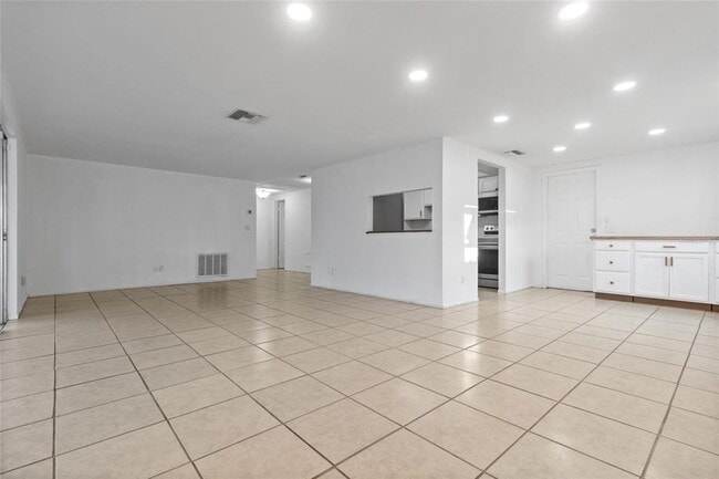 Building Photo - 3327 Garfield Dr