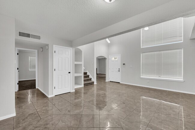 Building Photo - 10400 Valle Koki Dr
