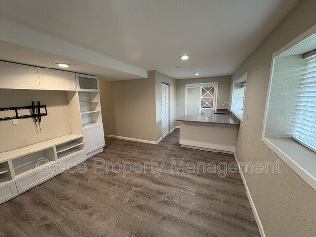 Building Photo - 24803 E Hoover Pl