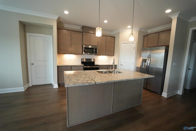 Building Photo - 204 Joan Cir