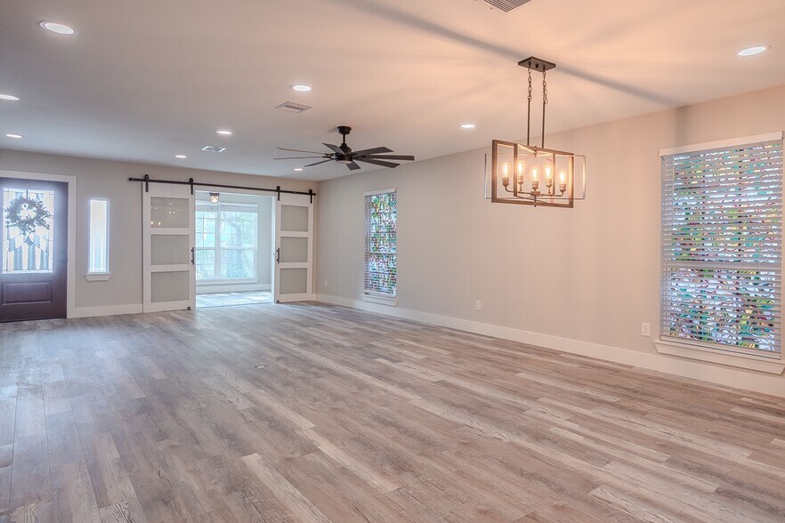 Building Photo - 722 Riveredge Dr