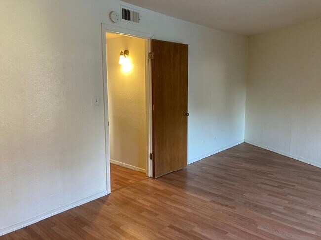 Building Photo - 975 Murrieta Blvd