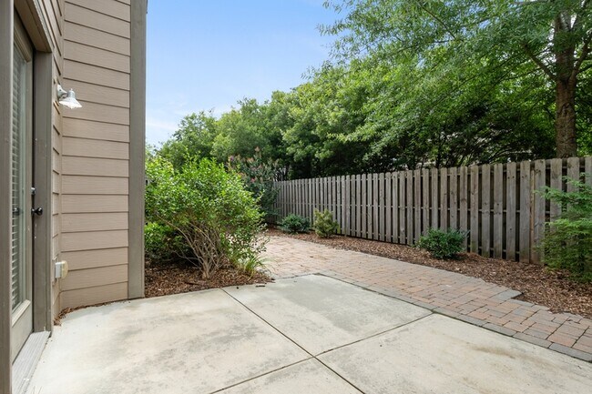 Building Photo - 126 Pinebranch Ct