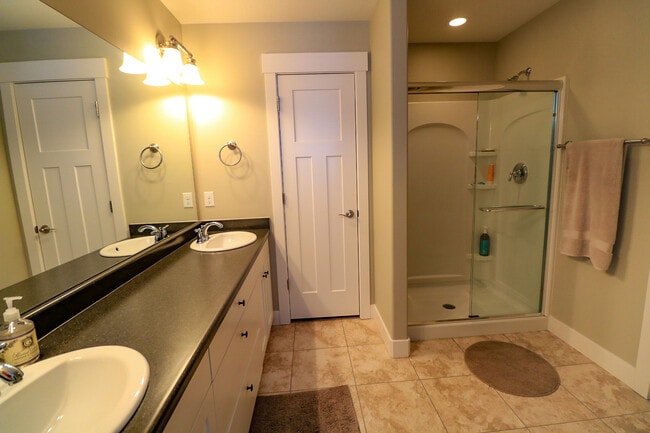 Building Photo - Beautiful 4 bed 3.5 bath townhome in Aspen...