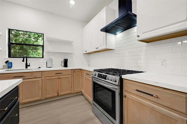 Primary Photo - 1008 Danube St