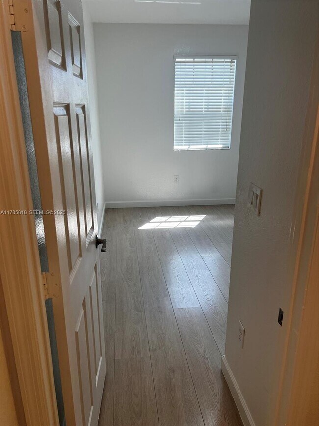 Building Photo - 152 SE 37th Ter