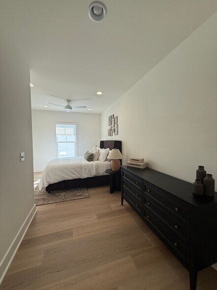 Building Photo - Awesome New Construction 5BR House Close t...