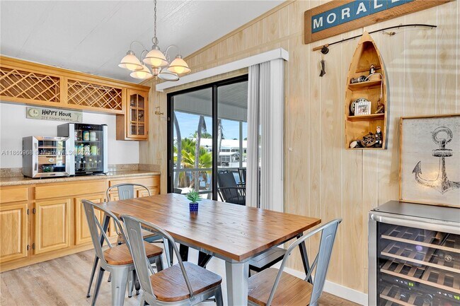 Building Photo - 927 Tropical Ln