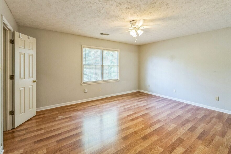Building Photo - 2140 Kings Gate Cir SW