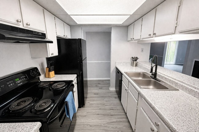 Building Photo - 505 N Rock Rd