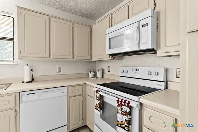 Building Photo - 401 Suzie St