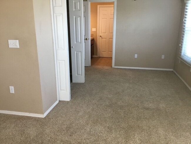 Building Photo - 5430 N Madera Ave