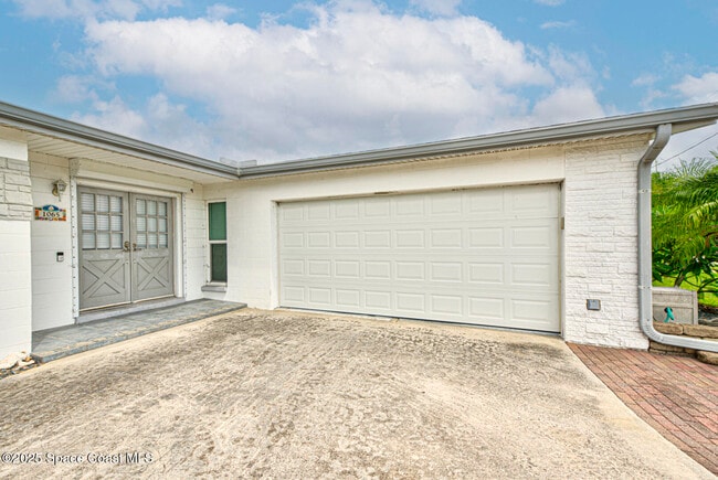 Building Photo - 1065 Molaki Dr