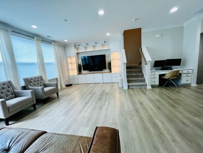 Building Photo - Beautiful 4BR Townhouse in Ballantyne