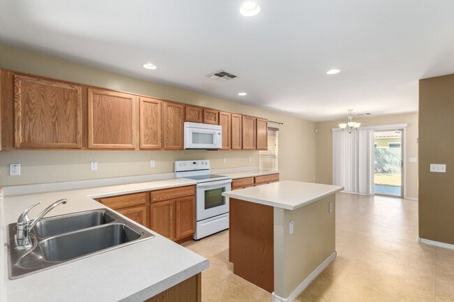 Building Photo - 3-Bedroom Home in The Villages at Queen Cr...