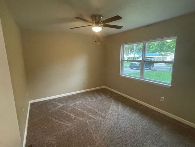 Building Photo - Welcome to this beautifully remodeled 2-bedroom duplex located in Alachua, conveniently situated ...