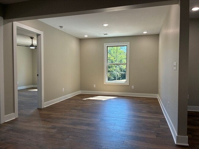 Building Photo - 102 Twin Lakes Dr