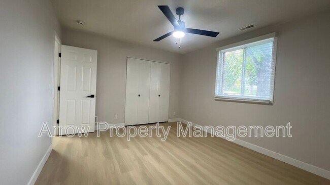 Building Photo - 535 W Saunders Ave