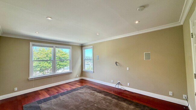 Building Photo - Updated 4BR/2BA Single Family Home in Cove...
